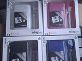 quatre boîtes de téléphones portables posées sur une table en bois