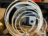 un tas de fils et d'autres objets par terre