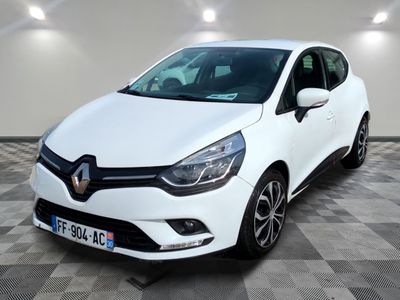 la voiture blanche est garée sur un carrelage à carreaux