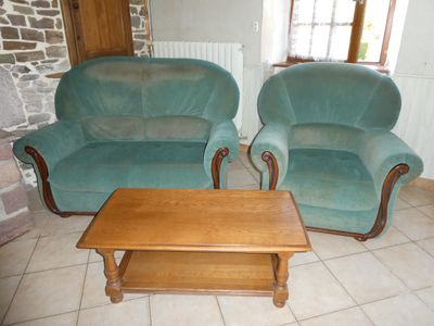 deux canapés et une table basse dans un salon