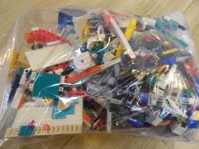 un sac de Lego posé sur une table en bois