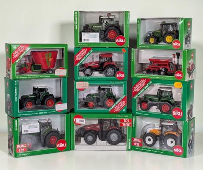 de nombreux modèles différents de tracteurs, rangés dans des boîtes sur la table