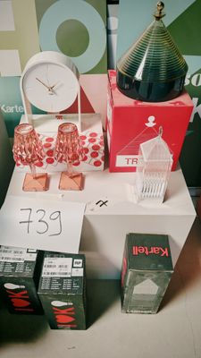 une table sur laquelle se trouvent des boîtes et une horloge