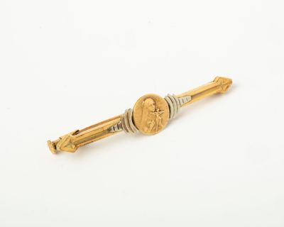 pince à cravate dorée ornée d'une pièce de monnaie
