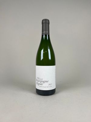 une bouteille de vin posée sur une table