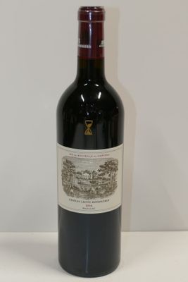 une bouteille de vin posée sur une table