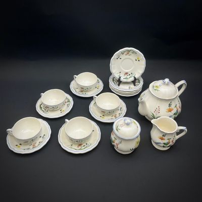 une image représentant un ensemble de tasses et soucoupes en porcelaine pour le thé et le café
