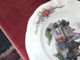 une assiette sur laquelle est représentée une maison