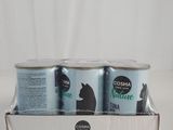 trois boîtes de nourriture pour chat dans un carton posé sur une table