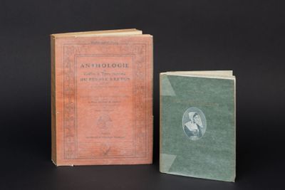 deux livres posés l'un à côté de l'autre sur une table