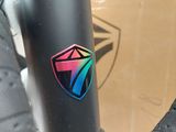un gros plan sur le guidon d'un vélo orné d'un autocollant