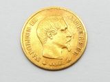 gros plan d'une pièce d'or sur une surface blanche