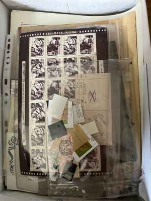 une boîte contenant de nombreux timbres