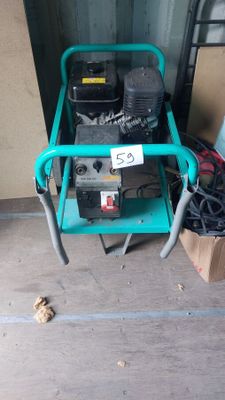 un chariot vert surmonté de deux compresseurs