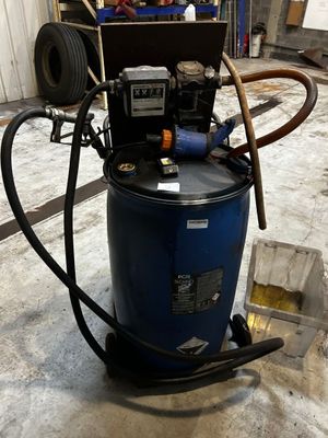 une image représentant un réservoir bleu auquel est raccordé un tuyau