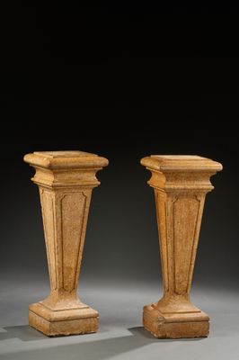 paire de socles en bois sculpté posés sur un support gris