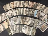 beaucoup de vieilles cartes postales posées sur une table noire