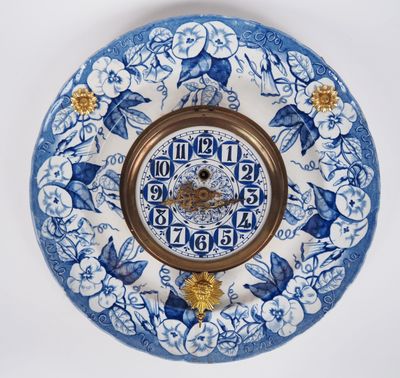 Jean VIEILLARD à Bordeaux. Pendule murale en faïence fine la…