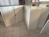 une photo d'une cuisine équipée d'un lave-linge et d'un sèche-linge