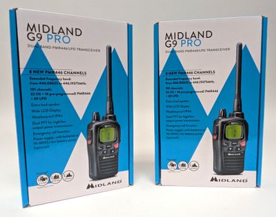 deux boîtes de talkies-walkies Midland G9 Pro posées sur une surface blanche