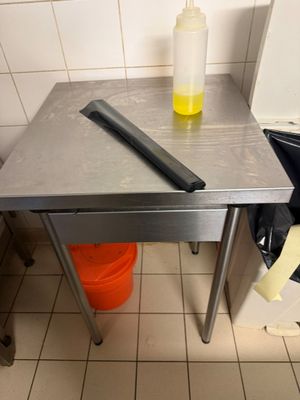 une table sur laquelle est posé un peigne, dans une salle de bains