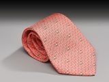 un gros plan sur une cravate rose à motifs