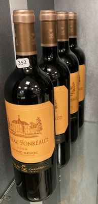 plusieurs bouteilles de vin sont alignées sur une étagère dans un magasin