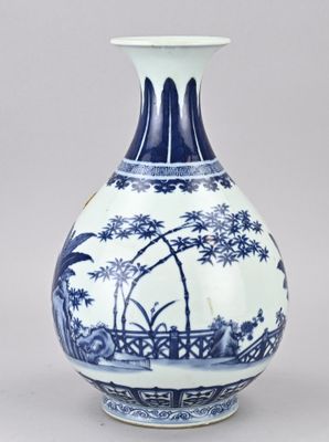 un vase bleu et blanc posé sur une table
