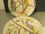 deux assiettes à motifs posées sur une table