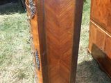 une grande commode en bois posée dans l'herbe