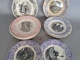 plusieurs assiettes aux motifs variés posées sur une table