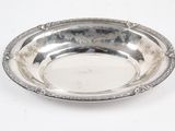 une assiette en argent antique sur fond blanc avec un fond blanc