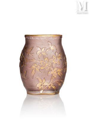 DAUM NANCY Vase ovale en verre double teinté rose.