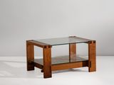une photo d'une table basse en verre et en bois posée sur une surface blanche