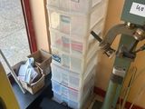 une machine posée par terre à côté d'une pile de cartons