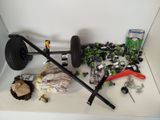 une photo d'une roue et de quelques outils posés sur une étagère