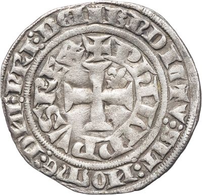 une vieille pièce d'argent ornée d'une croix