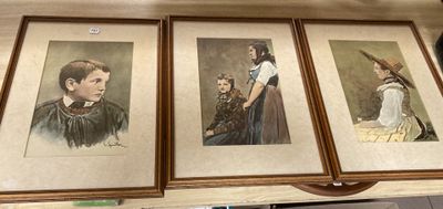 Trois photos encadrées représentant un homme et une femme sont posées sur une table