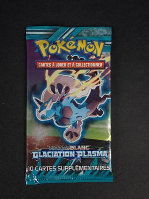 gros plan d'une carte à collectionner pokemon sur une table