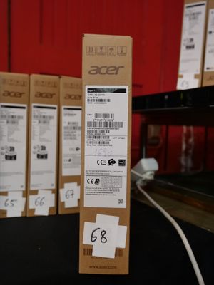 une boîte avec une étiquette de prix posée devant un tas de colis