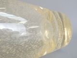 un gros plan sur une bouteille contenant un liquide posée sur une table