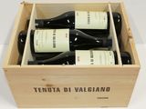 trois bouteilles de vin dans un coffret en bois sur une table