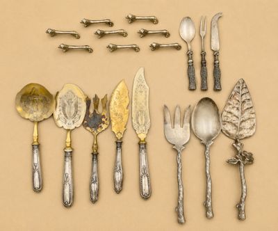 plusieurs types d'argenterie sur la table