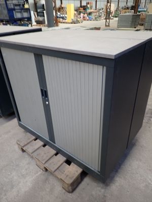une petite armoire de rangement au milieu d'un entrepôt