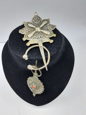 Collier plaqué argent orné d'une breloque en forme de fleur et d'oiseau, monté sur un cordon en velours noir