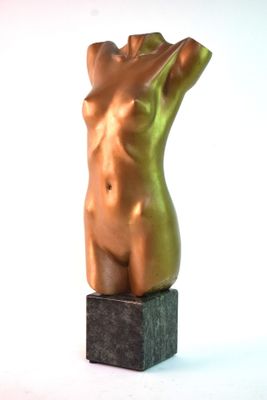 sculpture représentant un torse féminin sur un socle en marbre
