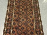 un tapis orné d'un motif marron et noir