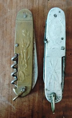 deux types différents de couteaux de poche posés sur une table