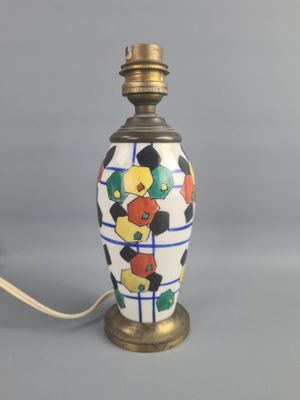 une lampe posée sur une table avec une lumière dessus