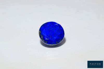 gros plan d'une pierre bleue sur une surface blanche